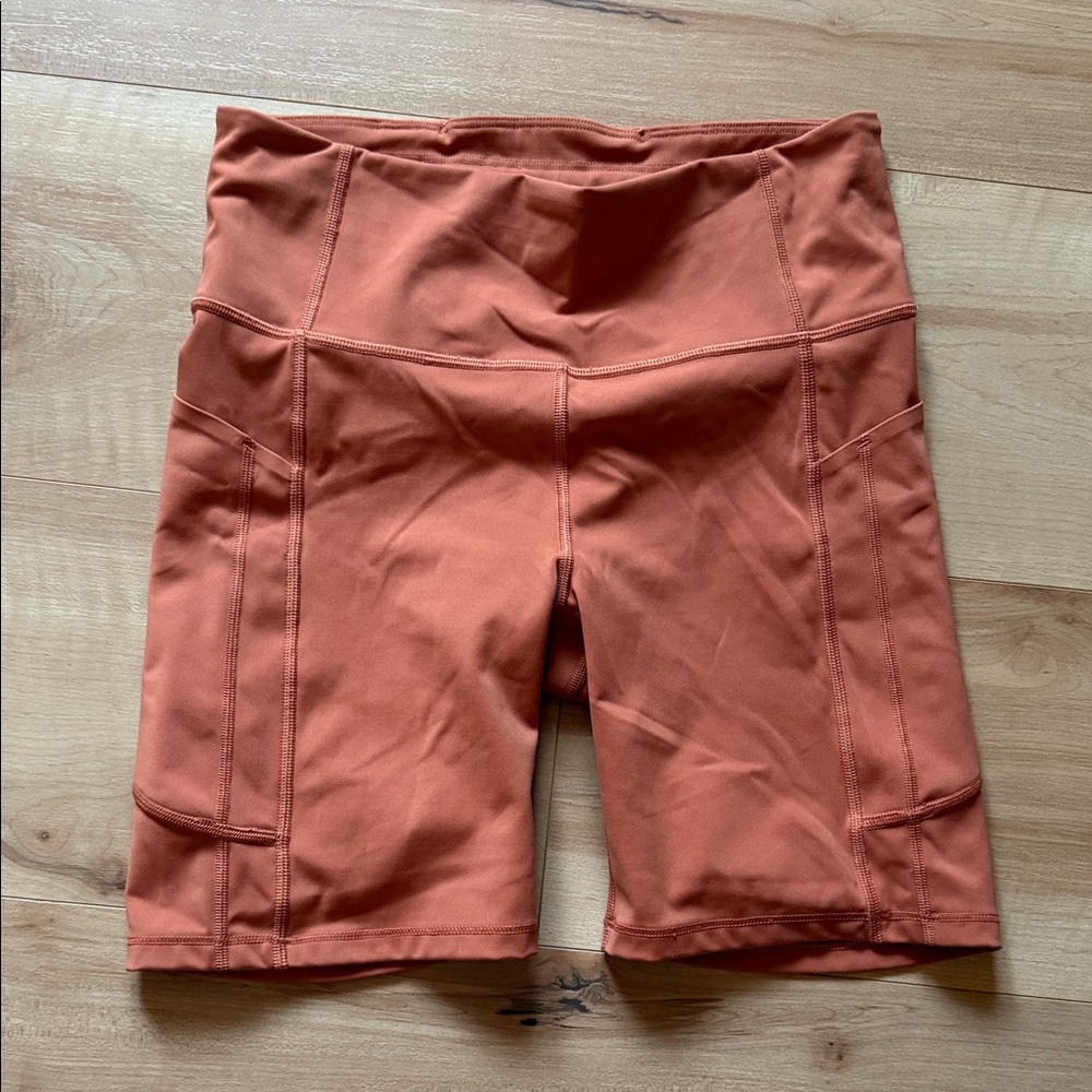 Athleta Ultimate Stash 7” Short, Size Medium